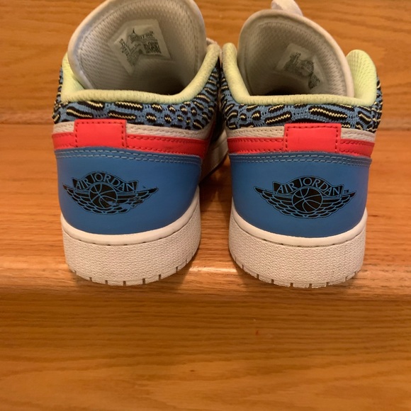 Air Jordan Low Sneakers - Picture 4 of 6